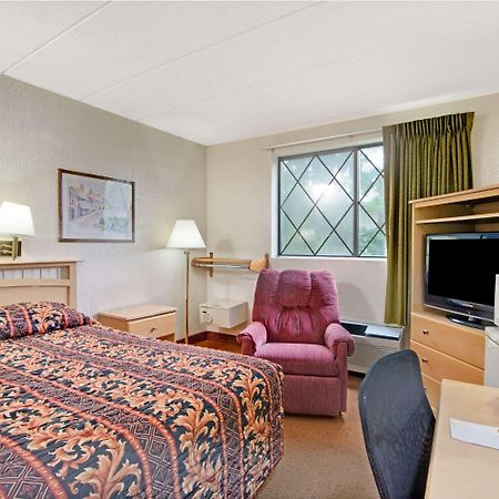 Super 8 By Wyndham Stamford/New York City Area Zewnętrze zdjęcie